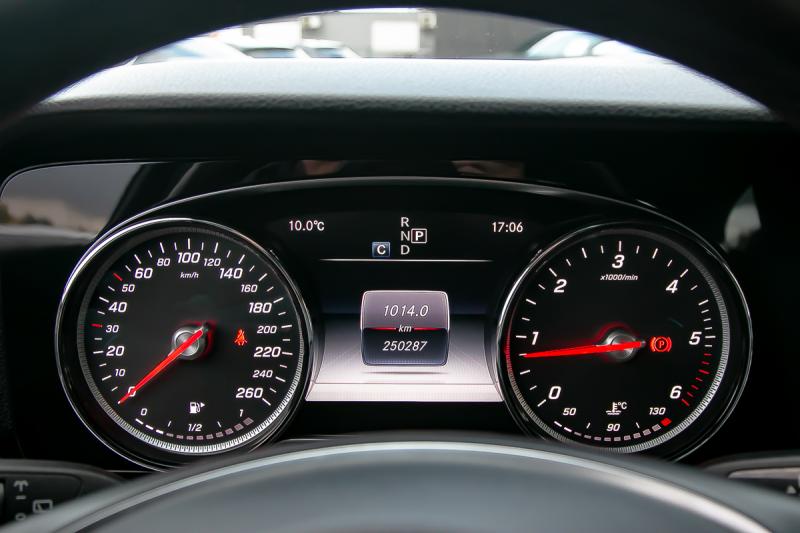 Mercedes - E200 - pic26