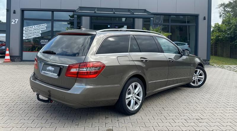Mercedes - E200 - pic2