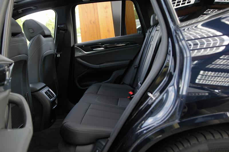 BMW - IX3 - pic13