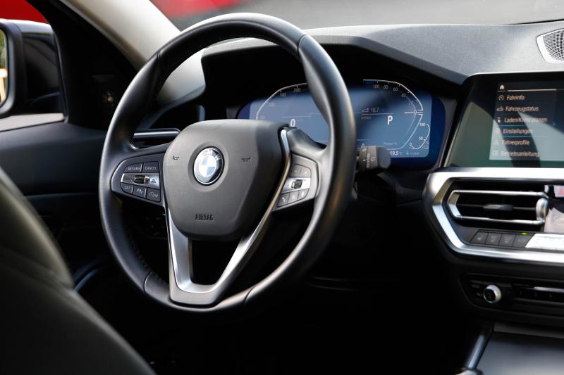 BMW - 330e - pic11