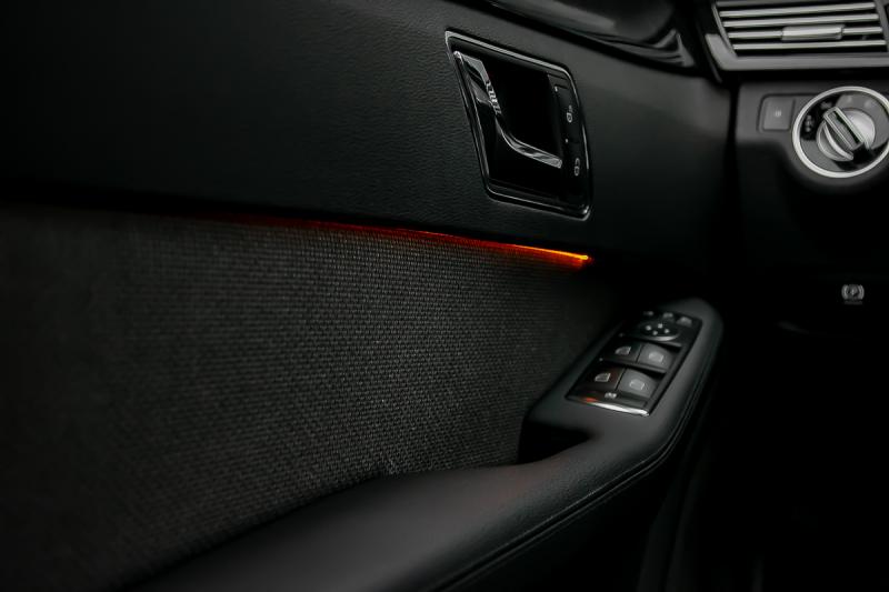 Mercedes - E300 - pic8