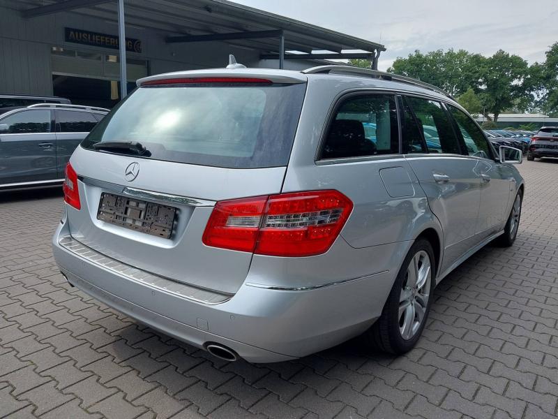 Mercedes - E300 - pic4