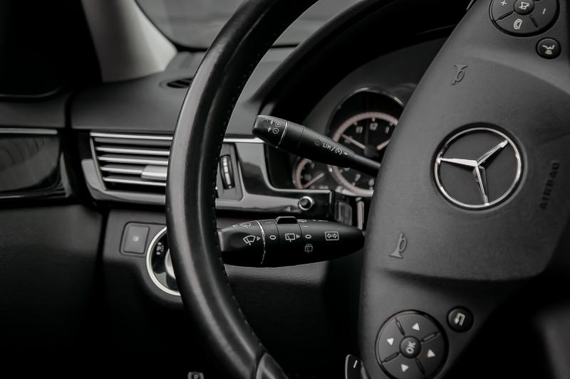 Mercedes - E300 - pic13