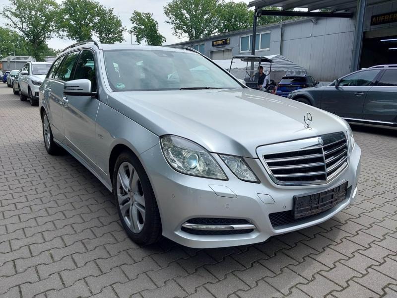 Mercedes - E300 - pic2
