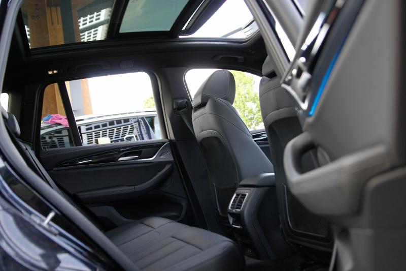 BMW - IX3 - pic19